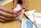 Lepšie zarábajúcim zamestnancom do nového roka stúpli odvody (Plus jeden deň)