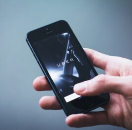Uber prehral a má začať zamestnávať