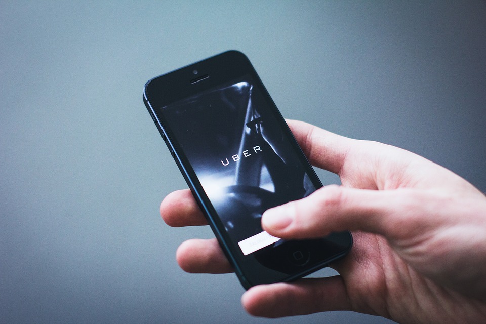 Uber prehral a má začať zamestnávať