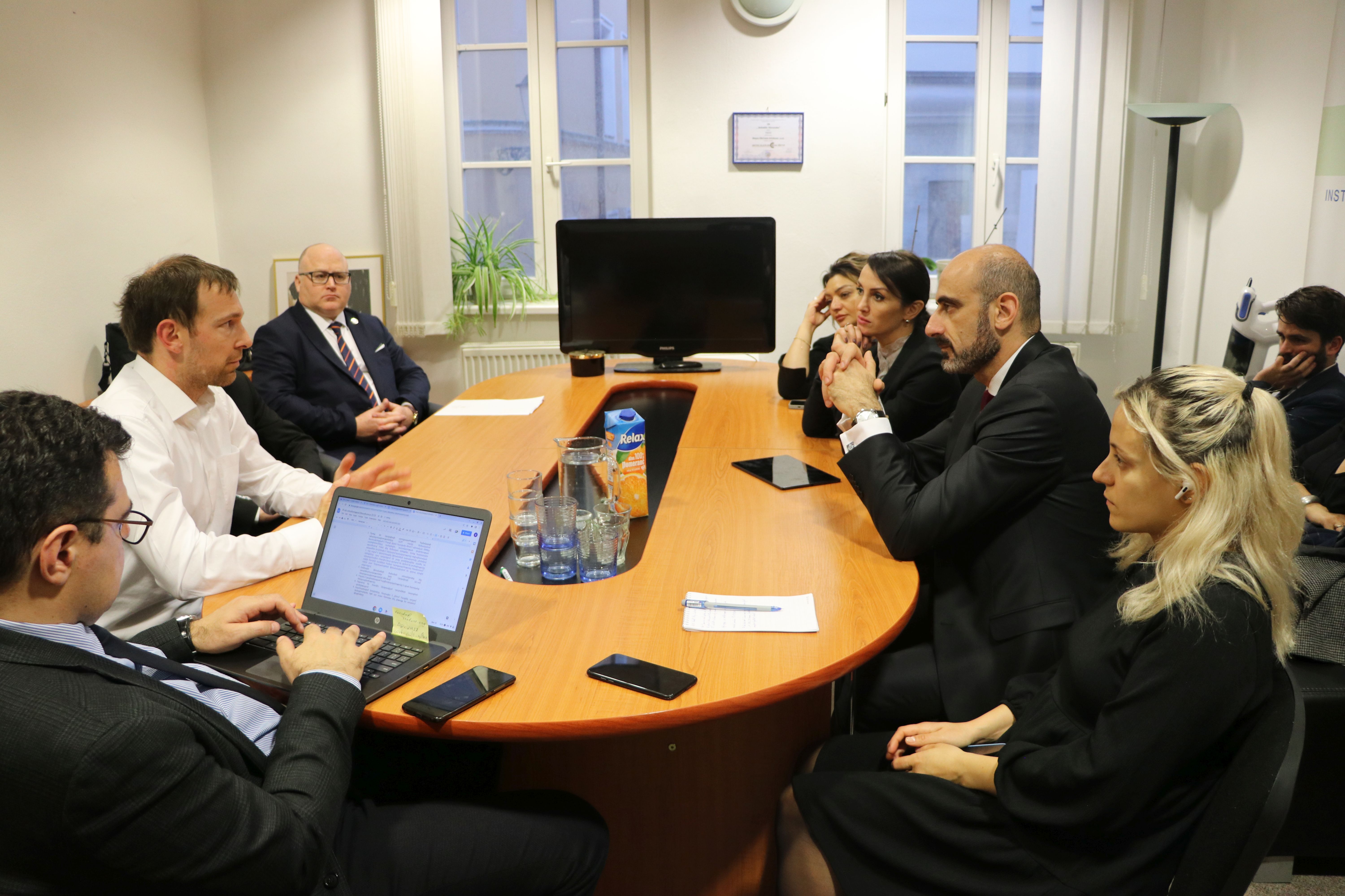Návšteva arménskych delegátov v INESS